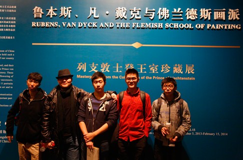 中美工作室学生在展厅合影