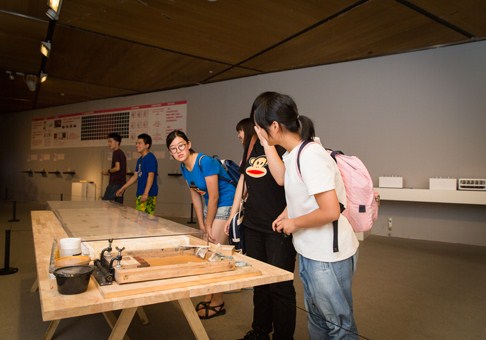 文倩、姜梓萱等同学兴致勃勃地对展览作品各抒己见 文倩、姜梓萱等同学兴致勃勃地对展览作品各抒己见