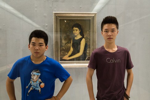 金海石和石继豪同学们在展览作品前合影留念 金海石和石继豪同学们在展览作品前合影留念