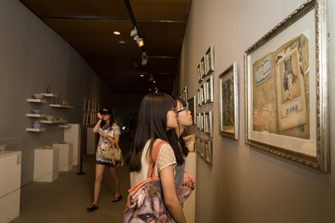 郭振男同学正在认真观看展览作品 郭振男同学正在认真观看展览作品