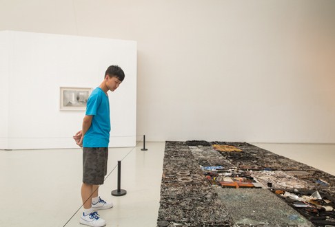 周洲同学正专心致志地观看展览作品 周洲同学正专心致志地观看展览作品