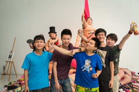 同学们在展览作品前学摆作品中人物的造型并拍照留念 同学们在展览作品前学摆作品中人物的造型并拍照留念