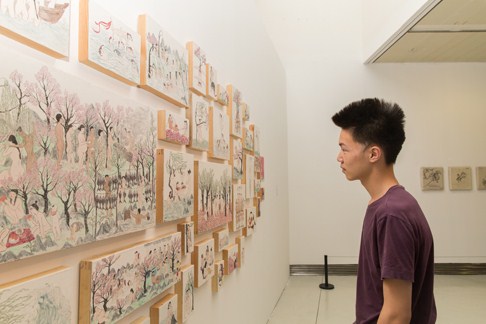 石继豪同学正专注地欣赏着展览作品 石继豪同学正专注地欣赏着展览作品